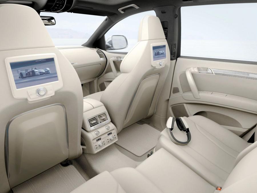Интерьер Audi Q7 V12 TDI BlueTec Concept (4L) 2007 года  (фото 3 из 42)